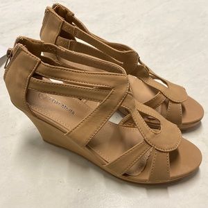 TOP MODA. Wedge in beige. Size 7